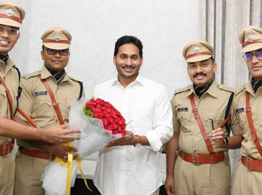 CM Jagan : సీఎం జగన్‌ను కలిసిన యువ ఐపీఎస్ ఆఫీసర్లు..