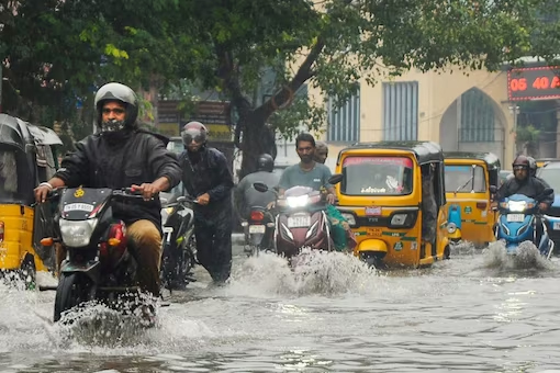 Chennai Rains : చెన్నైలో రోడ్లన్నీ జలమయం..