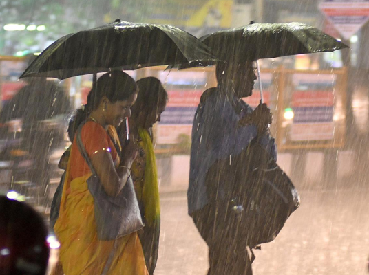 Tamilnadu Rains : చెన్నైలో భారీ వర్షాలు.. ఏడు జిల్లాల్లో విద్యాసంస్థలు బంద్..