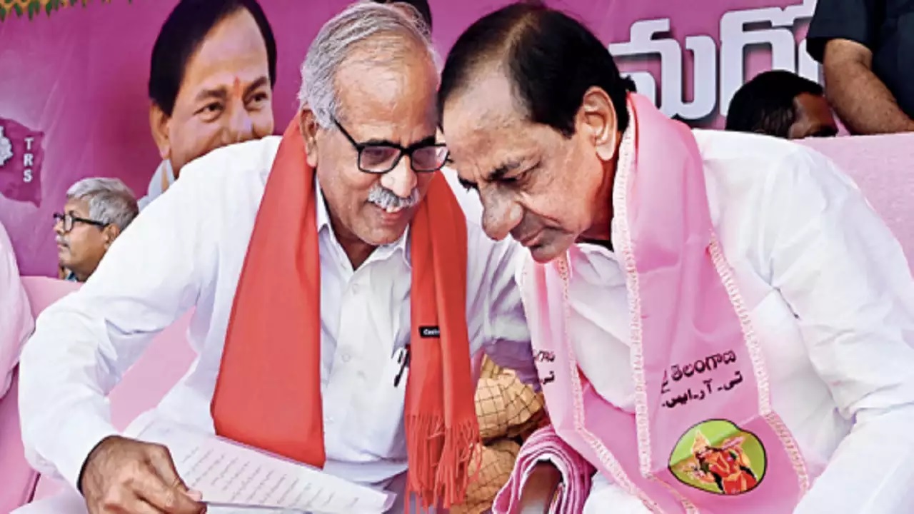 cm Kcr: గులాబీ + ఎరుపు.. రంగు పడుద్దా?