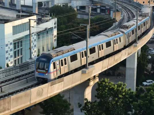 Hyderabad Metro : మళ్లీ ఆగిన మెట్రో.. ఏంటి సమస్య? ఎందుకు ఆగిపోతున్నాయి?