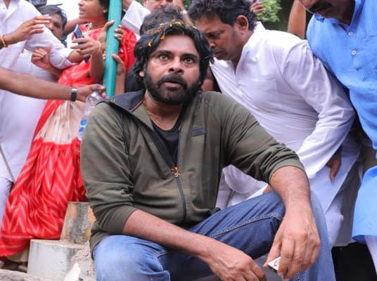 Pawan Kalyan In Ippatam Village : గుంతలు పూడ్చలేరు.. ఇళ్లను కూలుస్తారా..? : పవన్ కళ్యాణ్