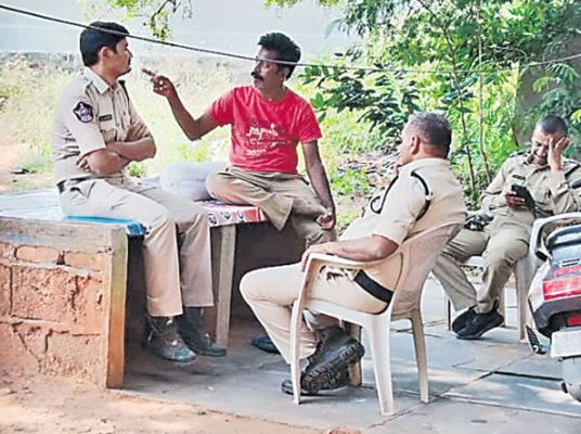 Police Twist : ఖాకీని కార్నర్ చేసిన ఖాకీలు.. పోలీస్ ట్విస్ట్…