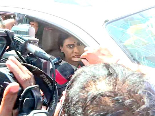 Sharmila Arrest : షర్మిల అరెస్ట్.. ధ్వంసమైన కారులోనే క్యాంప్ ఆఫీస్‌కు..