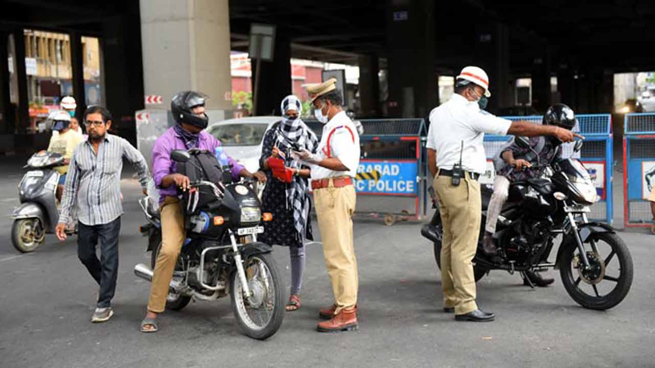 Traffic fines: రాంగ్ రూట్ 1700, ట్రిపుల్ రైడింగ్ 1200.. బాదుడే బాదుడు..