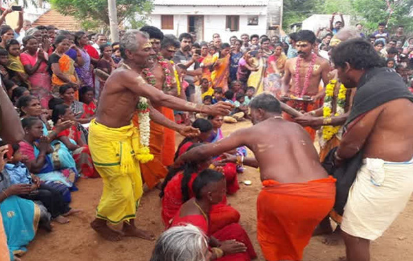 “Breaking Coconut On Devotees’ Head!” : గిరిజన గ్రామంలో వింతాచారం