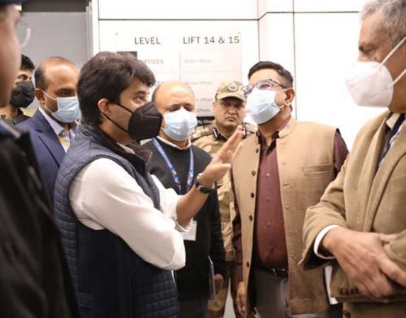 Delhi Airport : ఢిల్లీ ఎయిర్ పోర్ట్ పై ఫిర్యాదులు.. ఆ సమస్యలకు పరిష్కారమేది..?