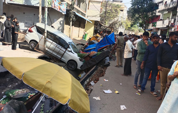 Hyderabad : నాలాలో పడిపోయిన కార్లు, ఆటోలు, ద్విచక్రవాహనాలు..