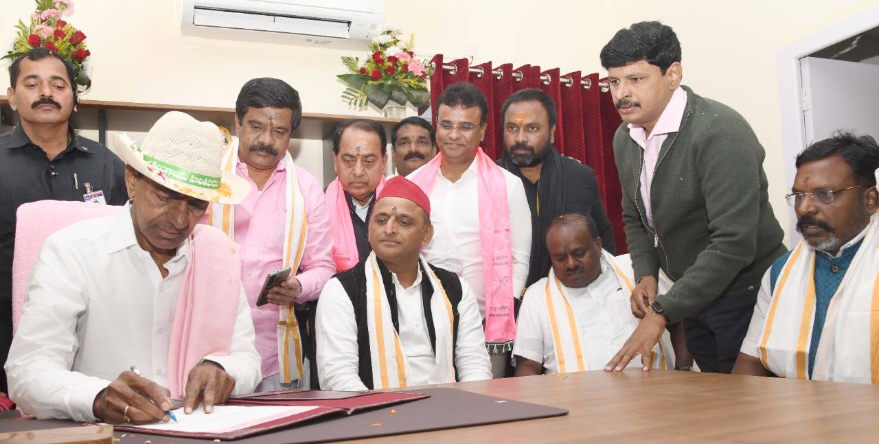 KCR: తలపై టోపీ.. కేసీఆర్ కొత్త సెంటిమెంట్ అందుకేనా!?