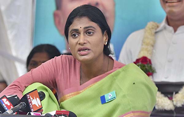 Sharmila: పోలీసులపై కేసు పెడతా.. నా ప్రాథమిక హక్కులు హరిస్తున్నారు: షర్మిల