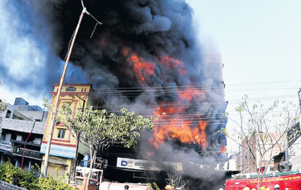 Secunderabad : దక్కన్ మాల్ భవనంలో ముగ్గురు సజీవదహనం .. యాజమానులపై కేసు..