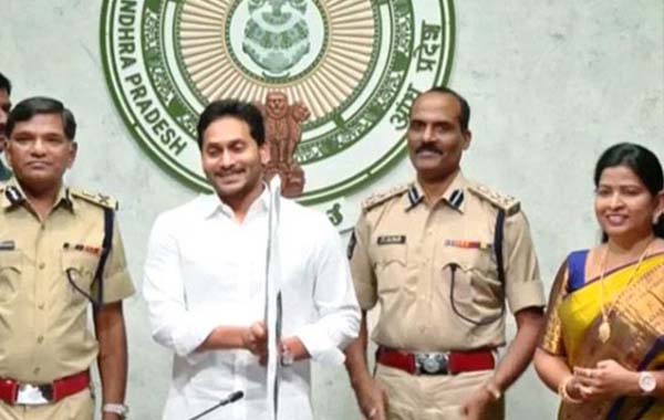 CM Jagan : ఏపీలో పర్యాటక పోలీస్ స్టేషన్లు.. సందర్శకుల భద్రతే లక్ష్యం : సీఎం జగన్