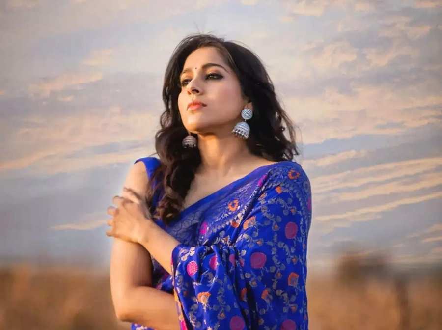 Rashmi Gautam: రష్మీని కుక్క అంటూ నెటిజన్ కామెంట్.. ఫైర్ అయిన స్టార్ యాంకర్