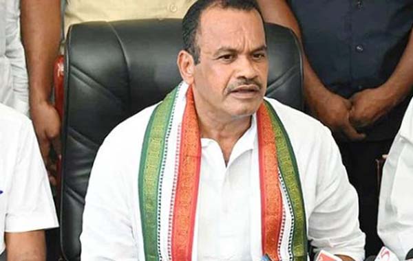 Komatireddy : కోమటిరెడ్డి స్ట్రాటజీ ఏంటి..? అందుకే అలా మాట్లాడారా..?