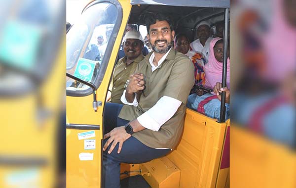 Nara Lokesh: ఆటో నడిపిన నారా లోకేశ్.. డ్రైవర్లకు స్పెషల్ హామీ..