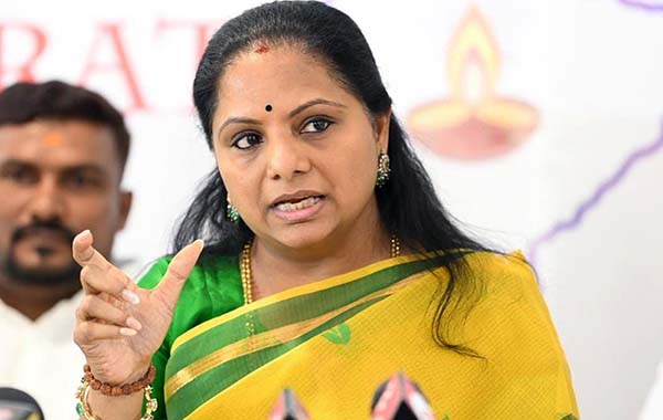 Kavitha : టార్గెట్ నేను కాదు.. ఈడీ నోటీసులపై కవిత రియాక్షన్..