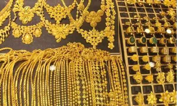 Latest Gold Rates: పెరుగుతూ, తగ్గుతూ.. ఈరోజు ఎంతంటే.. బంగారం ధర ఆగమాగం..