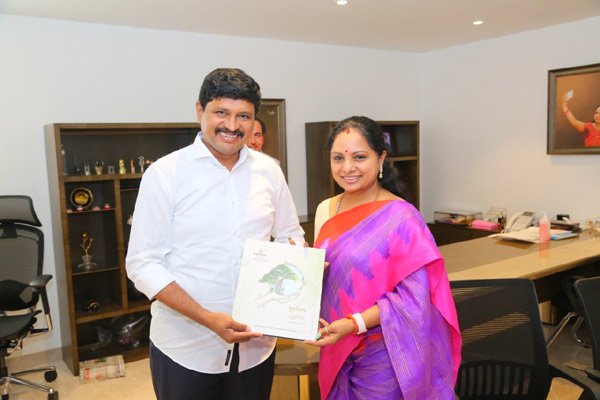 Kavitha: కవితతో ఢిల్లీ వెళ్లే నేతలు జాగ్రత్తగా ఉండాలా? సంతోష్ స్టే తెచ్చుకున్నారా?