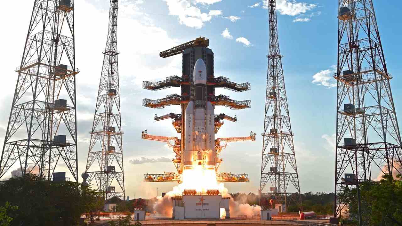 ISRO:- సక్సెస్‌ఫుల్‌గా ఇస్రో ‘బాహుబలి’ రాకెట్ లాంచ్..