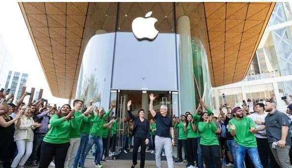 Apple Store launch in Mumbai : ఇండియాలో తొలి ఐఫోన్ రిటైల్ స్టోర్.. టిమ్ కుక్ ఫుల్ హ్యాపీ