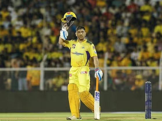 Ms Dhoni: వరుసగా రెండు సిక్సర్లు.. ధోని ఖాతాలోకి అరుదైన రికార్డు