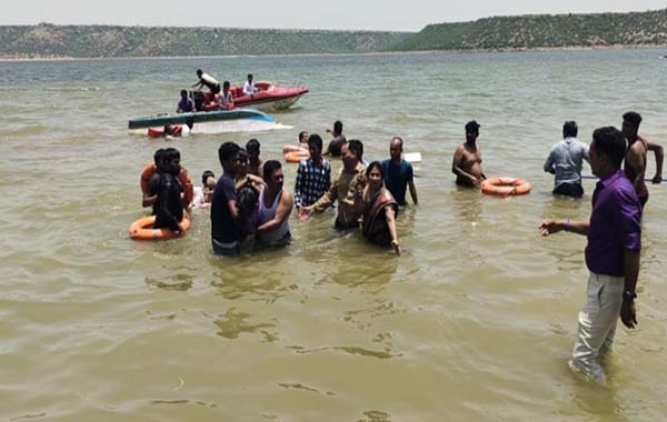 Boat : అవుకు జలాశయంలో పడవ బోల్తా.. ఇద్దరు మృతి..