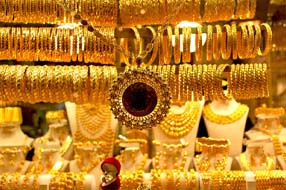 Gold Rates : డిమాండ్ పెరిగినా తగ్గిన బంగారం ధర.. ఎంతంటే..?