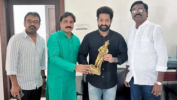 Jr Ntr:- యంగ్ టైగ‌ర్ ఎన్టీఆర్‌ని క‌లిసిన తెలంగాణ మంత్రి