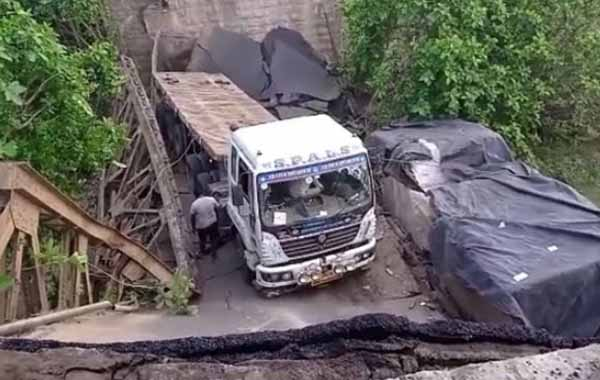 Bridge : ఇచ్ఛాపురంలో కుప్పకూలిన వంతెన.. ప్రమాదం ఎలా జరిగిందంటే..?