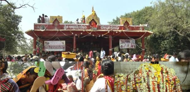 Lakkamma Devi Temple : చెట్టుకు చెప్పుల దండ వేసే ఆచారం ఎలా మొదలైంది..?