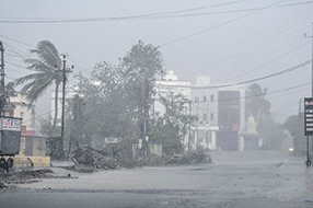 Cyclone : తీరాన్ని తాకిన తుపాన్.. గుజరాత్ లో భారీ వర్షాలు..