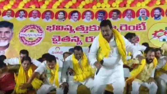 TDP: కుప్పకూలిన డయాస్.. కిందపడిన టీడీపీ టాప్ లీడర్స్..