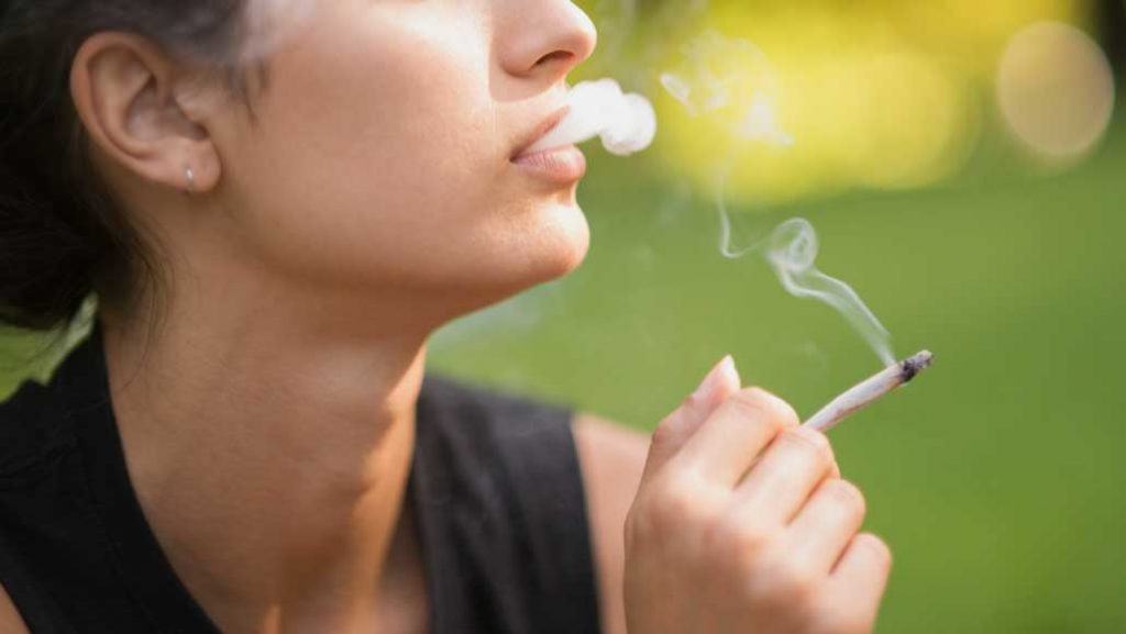 girls smoking