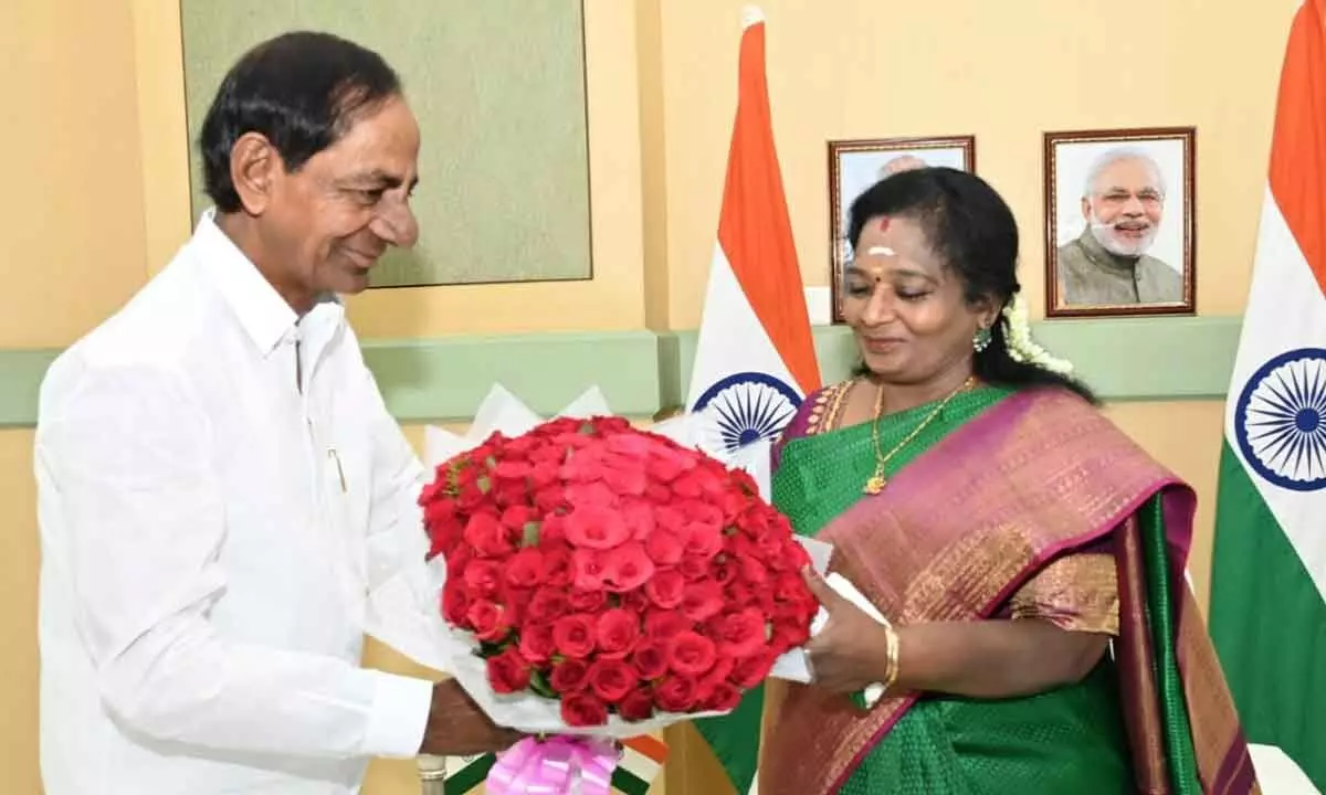 Cm kcr: తమిళిసైతో కేసీఆర్ ముచ్చట్లు.. రాజీ కుదిరినట్టేనా..?