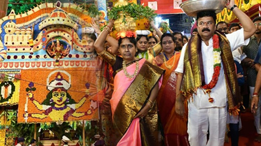 Bonalu : వైభవంగా లష్కర్ బోనాలు.. మహంకాళి అమ్మవారికి మొక్కులు చెల్లింపు..