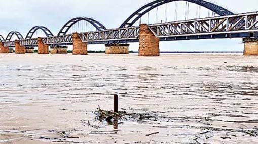 Godavari Flood News: లంక గ్రామాలకు ముంపు ముప్పు.. గోదావరి ఉగ్రరూపం.. రెండో ప్రమాద హెచ్చరిక..