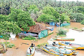 Godavari : గోదావరి ఉగ్రరూపం.. ముంపులో లంక గ్రామాలు..