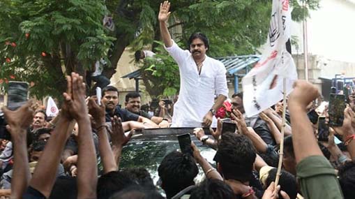 Pawan Kalyan : యాక్షన్ తీసుకోండి.. శ్రీకాళహస్తి సీఐపై ఎస్పీకి పవన్‌ ఫిర్యాదు..