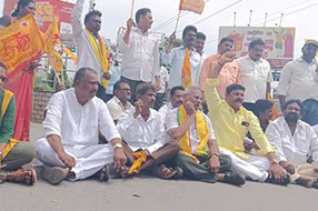 TDP Protest :  టీడీపీ బీసీ నేతపై ఎస్ఐ దాడి.. గుంటూరులో ఉద్రిక్తత..