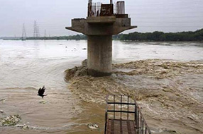 Yamuna : యమునా నది ఉగ్రరూపం.. మళ్లీ ఢిల్లీకి వరద ముప్పు..