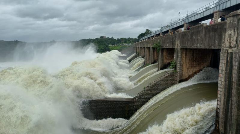 Projects Water Levels: ప్రాజెక్టుల గేట్లు బార్లా.. దిగువకు భారీ వరద.. డేంజర్ బెల్స్..