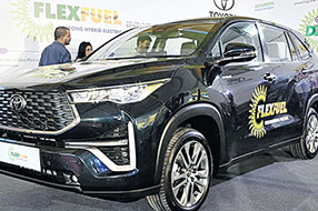 Flexfuel Car : ప్రపంచంలోనే ఫస్ట్ ఫ్లెక్స్‌ ఫ్యూయల్‌ కారు.. భారత్ లో ఆవిష్కరణ.. లాభాలేంటంటే..?