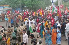 Gangavaram port news: కార్మికుల ఆందోళన.. గంగవరం పోర్టు వద్ద ఉద్రిక్తత..