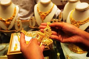 Gold Price : ఈరోజు బంగారం ధర ఎంతో తెలుసా..?