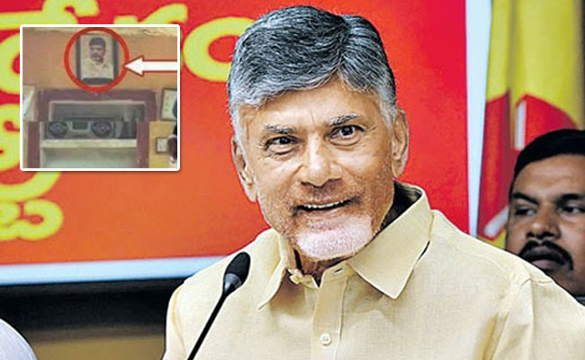 Chandrababu: పుష్పలో చంద్రబాబు ఫోటో.. సోషల్ మీడియాలో సెటైర్లు.. స్పందించిన టీడీపీ అధినేత..