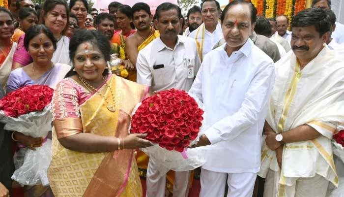 KCR with Governor : గవర్నర్‌తో రాజీనా? రాజకీయమా?.. బీఆర్ఎస్, బీజేపీ దొందుదొందేనా?