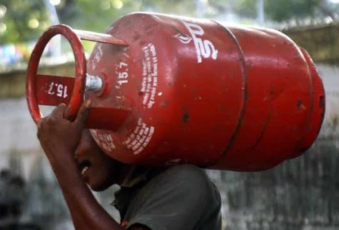 Decreacing Gas price: భారీగా తగ్గిన సిలిండర్ ధర.. కేంద్రం రాఖీ గిఫ్ట్..