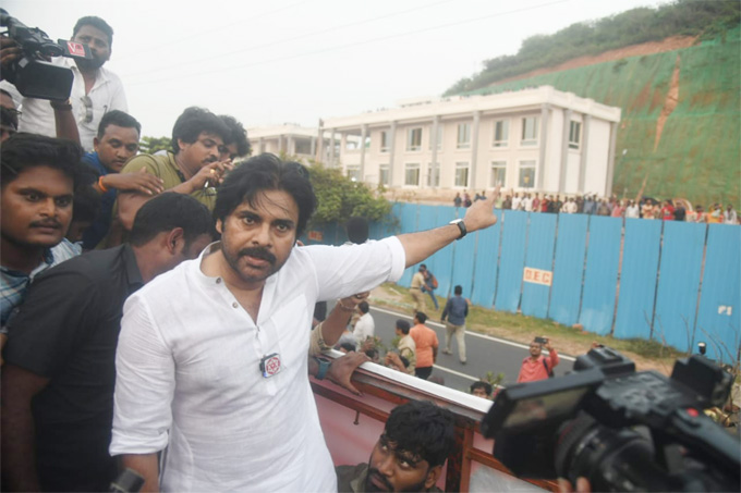 Pawan Kalyan: తెలంగాణను దోచేశారు.. తన్నితరిమేస్తే ఉత్తరాంధ్రపై పడ్డారు.. పవన్ రుషికొండ విజిట్..