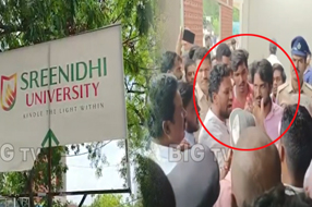 Sreenidhi College Incident : బిల్డింగ్‌ పైనుంచి దూకుతానంటూ స్టూడెంట్ వార్నింగ్.. శ్రీనిధి కాలేజ్‌లో రచ్చ రచ్చ..