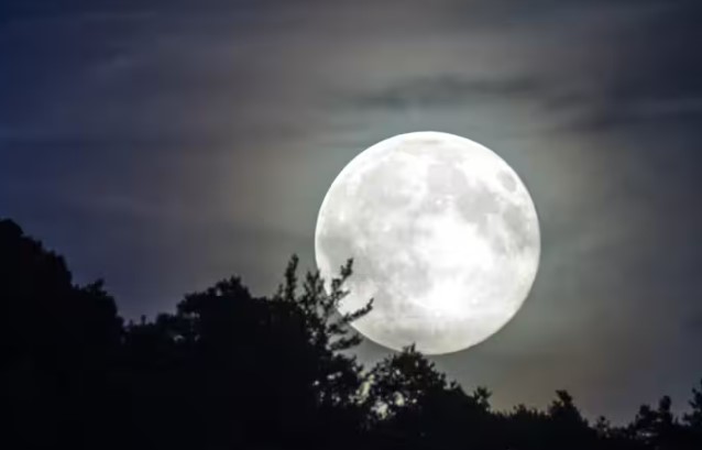 Super Blue Moon: ఆకాశంలో సూపర్ బ్లూ మూన్.. రాఖీ పౌర్ణమి స్పెషల్..